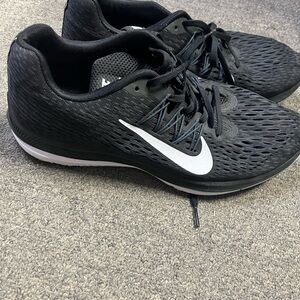 Women’s black Nike zoom winflo 5